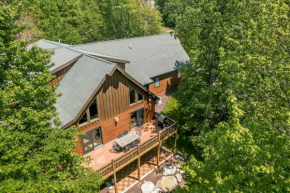 7 mins to Wisp New Hot tub Modern Cabin with Huge Media Room Fire Pit